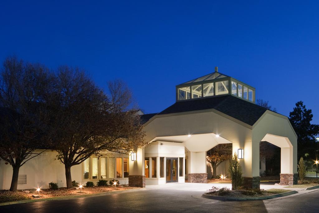 Hotel Endeavor & Suites, Trademark Collection By Wyndham Topeka